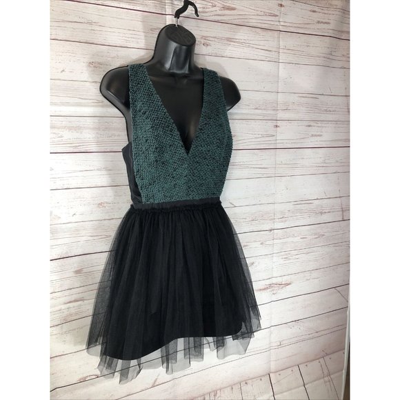 BCBGeneration Women's Dress Size 4 Black Tulle Tweed V-Neck Strappy Zip Back - Picture 3 of 8